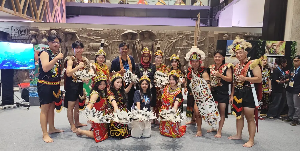 Penampilan tari Dayak oleh siswa SMA Pelita